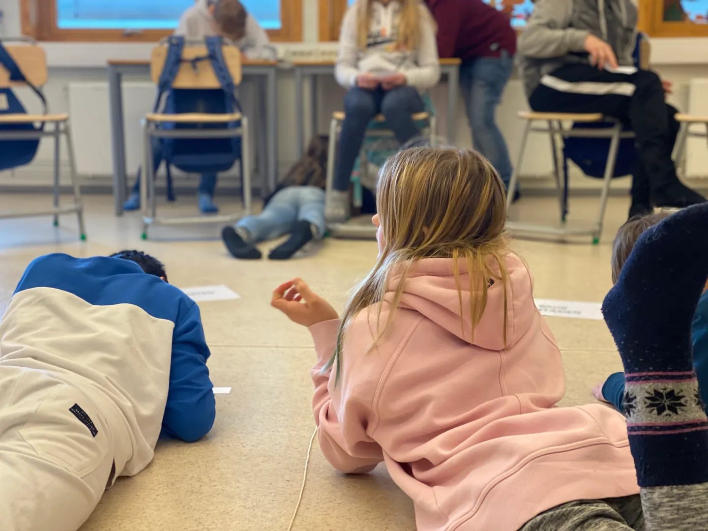 Elever i gang med en øvelse fra Barnebokbad-metoden