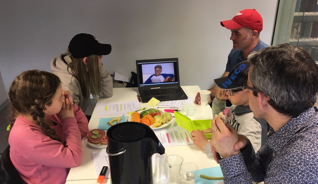 Endre Lund Eriksen spiser med spørsmålsambassadørene